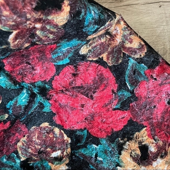 🌺 Cherry KOKO Floral Rose Fuzzy Mini Skirt NWT Size S - Picture 4 of 8